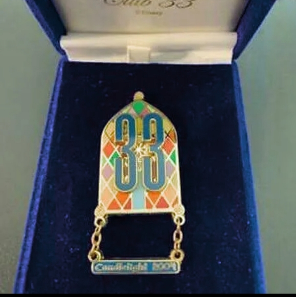 Disney Accessories - !!RARE!! Disney Club 33 pin